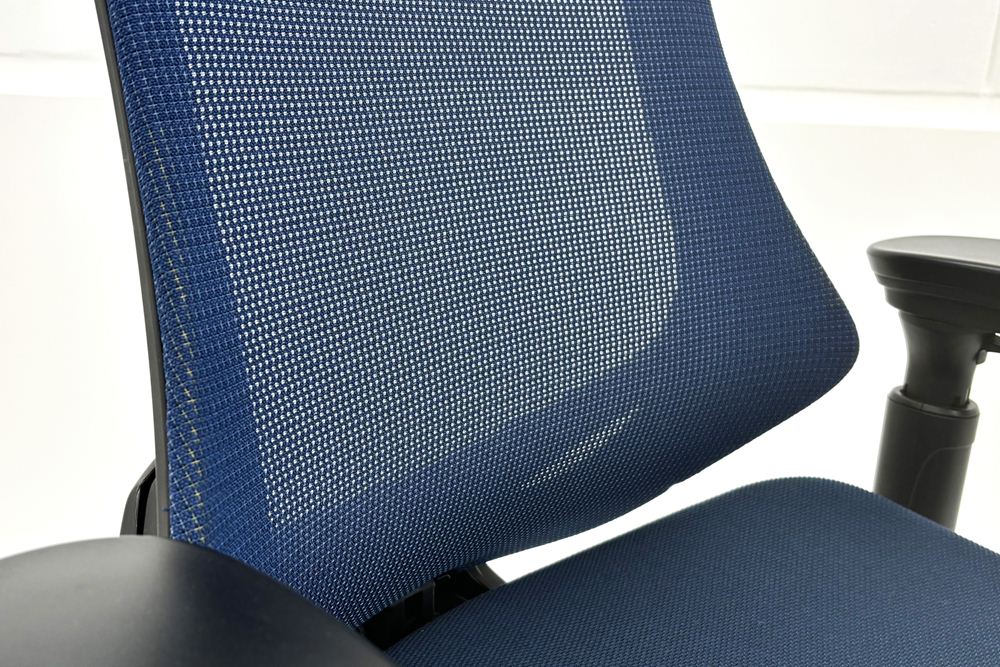 イトーキ エフチェア 中古 オフィスチェア クッション 可動肘 事務椅子 ITOKI 中古オフィス家具 ネイビーブルーの画像