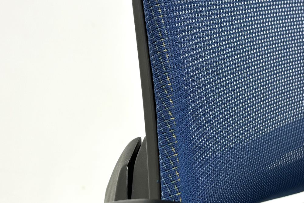 イトーキ エフチェア 中古 オフィスチェア クッション 可動肘 事務椅子 ITOKI 中古オフィス家具 ネイビーブルーの画像