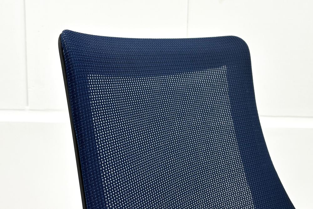 イトーキ エフチェア 中古 オフィスチェア クッション 可動肘 事務椅子 ITOKI 中古オフィス家具 ネイビーブルーの画像