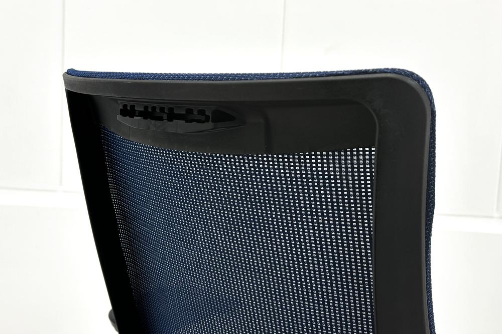 イトーキ エフチェア 中古 オフィスチェア クッション 可動肘 事務椅子 ITOKI 中古オフィス家具 ネイビーブルーの画像