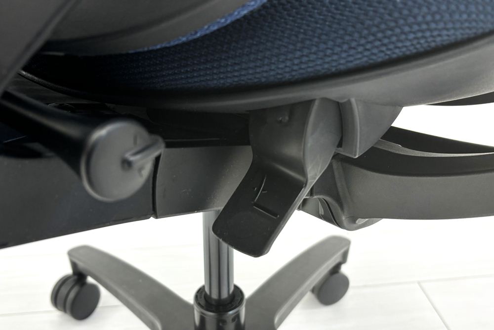 イトーキ エフチェア 中古 オフィスチェア クッション 可動肘 事務椅子 ITOKI 中古オフィス家具 ネイビーブルーの画像
