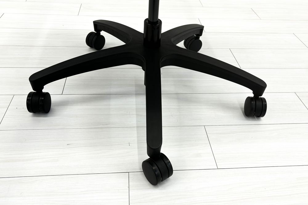 イトーキ エフチェア 中古 オフィスチェア クッション 可動肘 事務椅子 ITOKI 中古オフィス家具 ネイビーブルーの画像