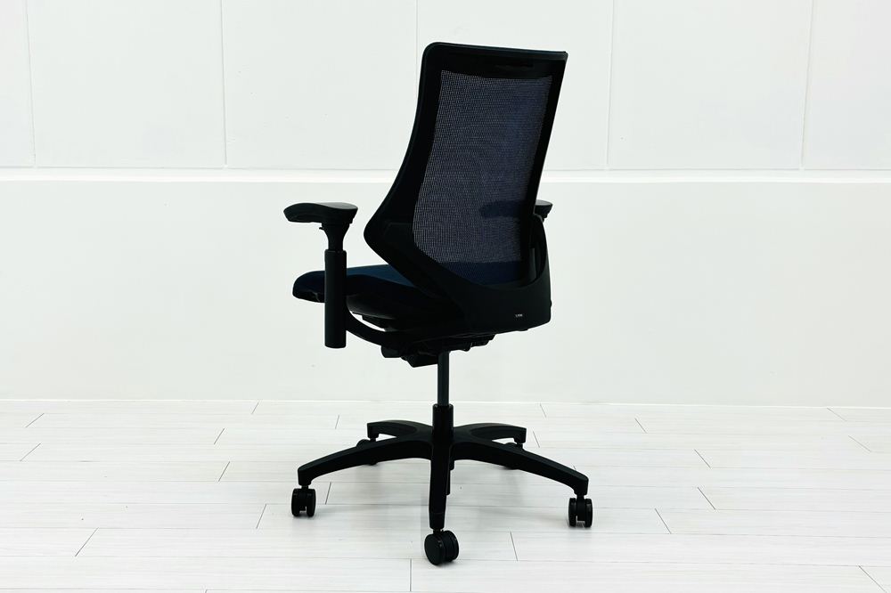 イトーキ エフチェア 中古 オフィスチェア クッション 可動肘 事務椅子 ITOKI 中古オフィス家具 ネイビーブルーの画像