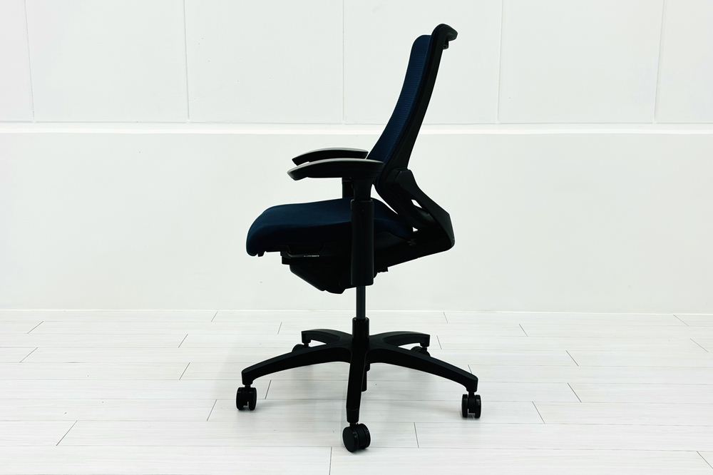 イトーキ エフチェア 中古 オフィスチェア クッション 可動肘 事務椅子 ITOKI 中古オフィス家具 ネイビーブルーの画像