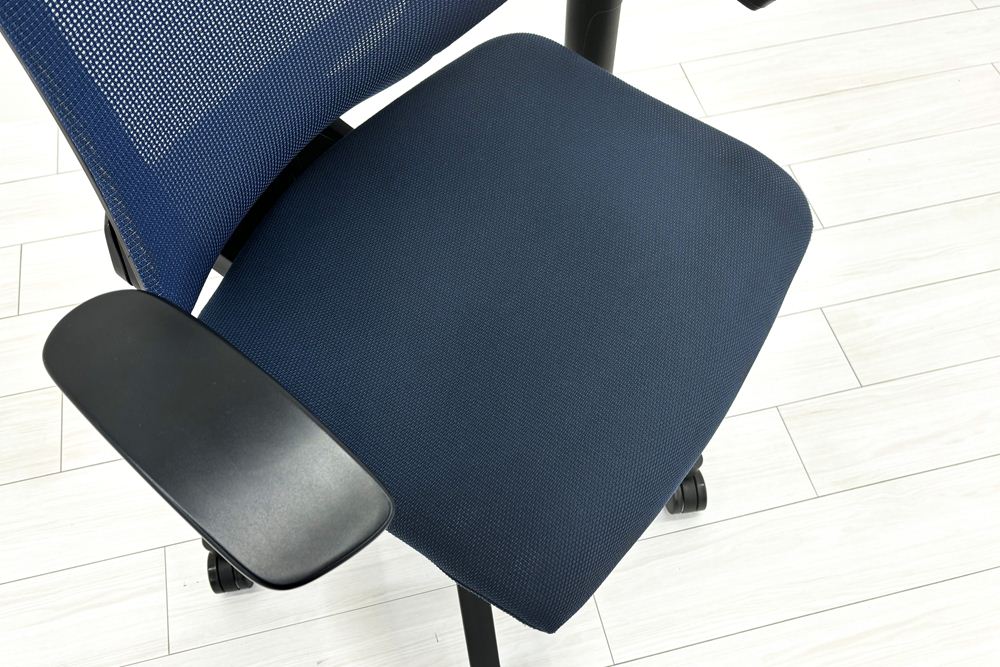 イトーキ エフチェア 中古 オフィスチェア クッション 可動肘 事務椅子 ITOKI 中古オフィス家具 ネイビーブルーの画像