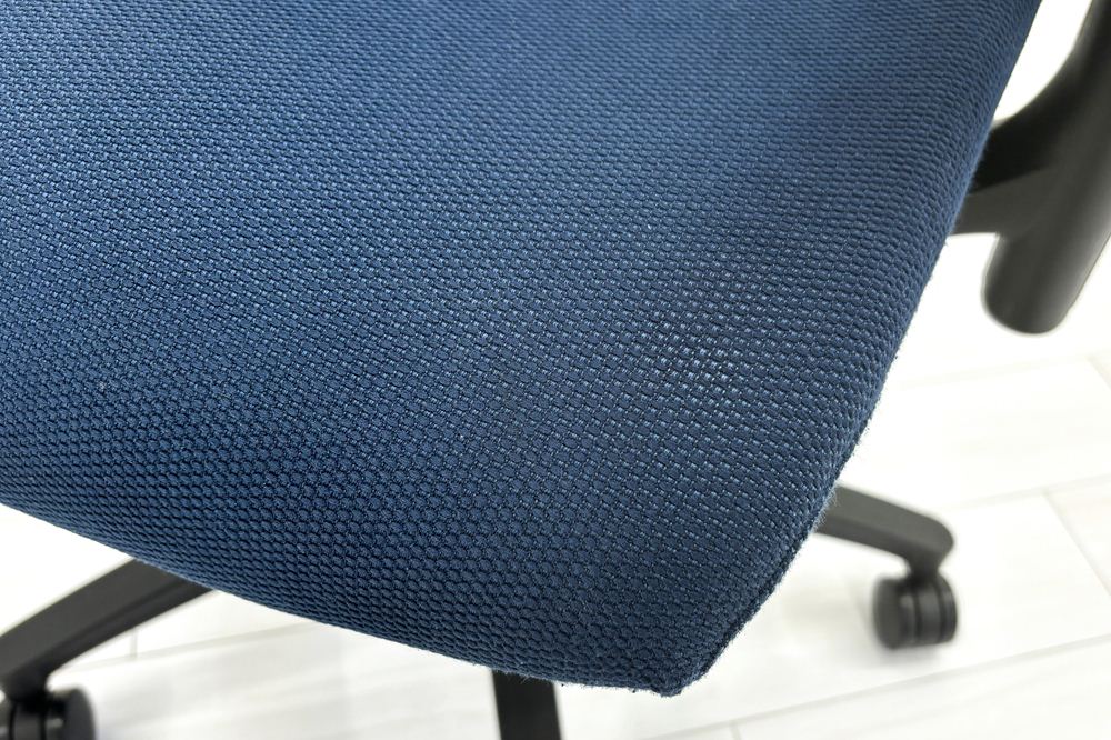 イトーキ エフチェア 中古 オフィスチェア クッション 可動肘 事務椅子 ITOKI 中古オフィス家具 ネイビーブルーの画像