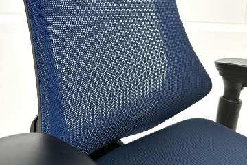 イトーキ エフチェア 中古 オフィスチェア クッション 可動肘 事務椅子 ITOKI 中古オフィス家具 ネイビーブルーの画像