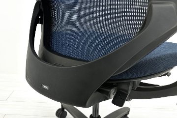 イトーキ エフチェア 中古 オフィスチェア クッション 可動肘 事務椅子 ITOKI 中古オフィス家具 ネイビーブルーの画像