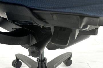イトーキ エフチェア 中古 オフィスチェア クッション 可動肘 事務椅子 ITOKI 中古オフィス家具 ネイビーブルーの画像