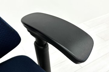 イトーキ エフチェア 中古 オフィスチェア クッション 可動肘 事務椅子 ITOKI 中古オフィス家具 ネイビーブルーの画像