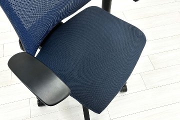イトーキ エフチェア 中古 オフィスチェア クッション 可動肘 事務椅子 ITOKI 中古オフィス家具 ネイビーブルーの画像