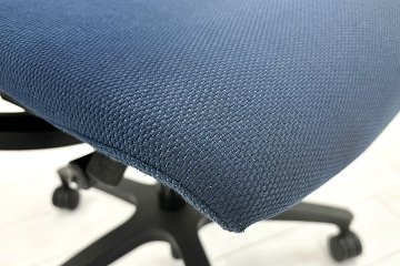 イトーキ エフチェア 中古 オフィスチェア クッション 可動肘 事務椅子 ITOKI 中古オフィス家具 ネイビーブルーの画像