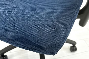 イトーキ エフチェア 中古 オフィスチェア クッション 可動肘 事務椅子 ITOKI 中古オフィス家具 ネイビーブルーの画像