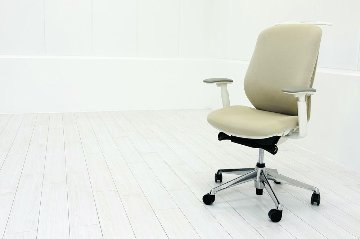 【ポリッシュ脚ピカピカ磨き有！】オカムラ シルフィーチェア 中古 2021年製 ハイバック 可動肘 OKAMURA Sylphy クッション 中古オフィス家具 ベージュの画像