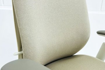 【ポリッシュ脚ピカピカ磨き有！】オカムラ シルフィーチェア 中古 2021年製 ハイバック 可動肘 OKAMURA Sylphy クッション 中古オフィス家具 ベージュの画像