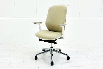 【ポリッシュ脚ピカピカ磨き有！】オカムラ シルフィーチェア 中古 2021年製 ハイバック 可動肘 OKAMURA Sylphy クッション 中古オフィス家具 ベージュの画像