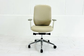 【ポリッシュ脚ピカピカ磨き有！】オカムラ シルフィーチェア 中古 2021年製 ハイバック 可動肘 OKAMURA Sylphy クッション 中古オフィス家具 ベージュの画像