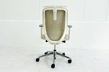 【ポリッシュ脚ピカピカ磨き有！】オカムラ シルフィーチェア 中古 2021年製 ハイバック 可動肘 OKAMURA Sylphy クッション 中古オフィス家具 ベージュの画像