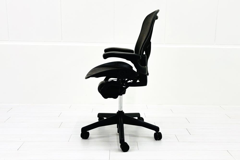 Herman Miller Aeron Chairs アーロンチェア 中古 Bサイズ ライト ハーマンミラー 中古オフィス家具 固定肘 ポスチャーフィットの画像