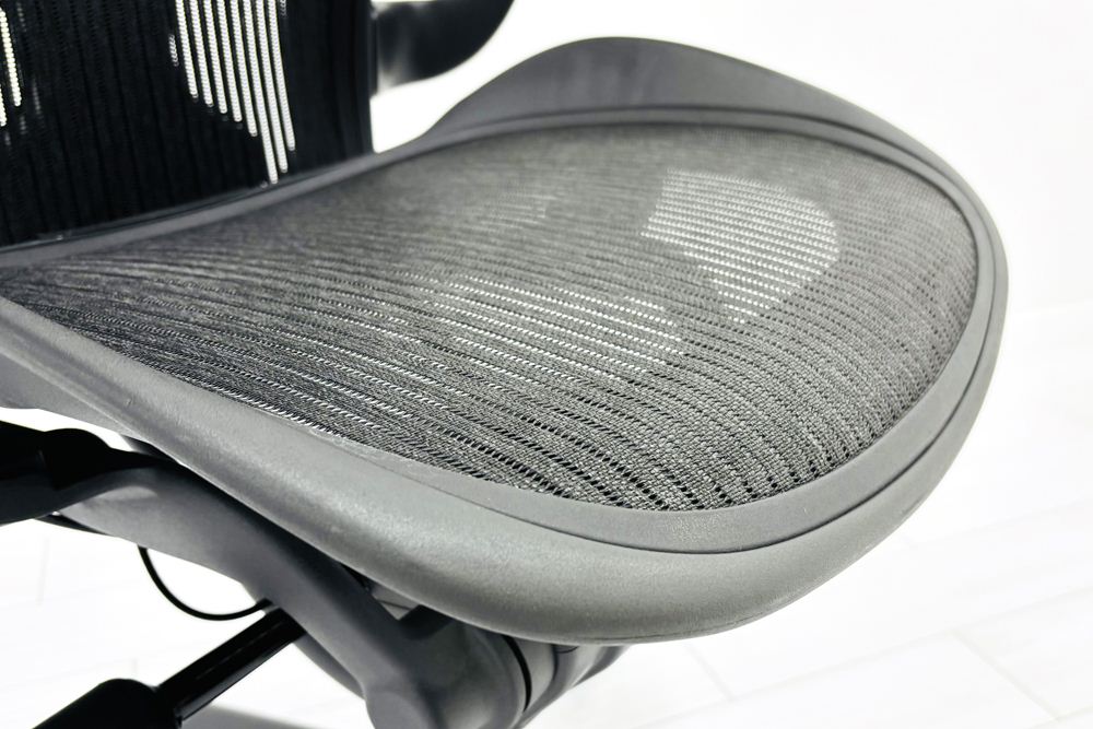 Herman Miller Aeron Chairs アーロンチェア 中古 Bサイズ ライト ハーマンミラー 中古オフィス家具 固定肘 ポスチャーフィットの画像