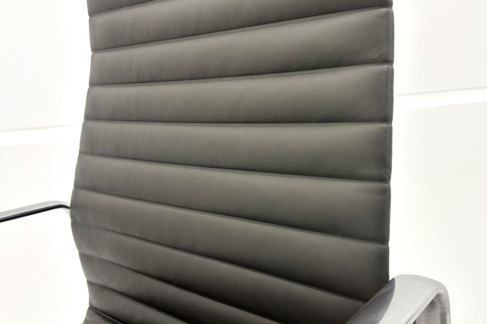 【ポリッシュ脚ピカピカ磨き有！】 イームズ アルミナムグループチェア 2018年製 中古 エグゼクティブチェア チャールズ&レイ・イームズ ハーマンミラー Herman Miller 4226の画像