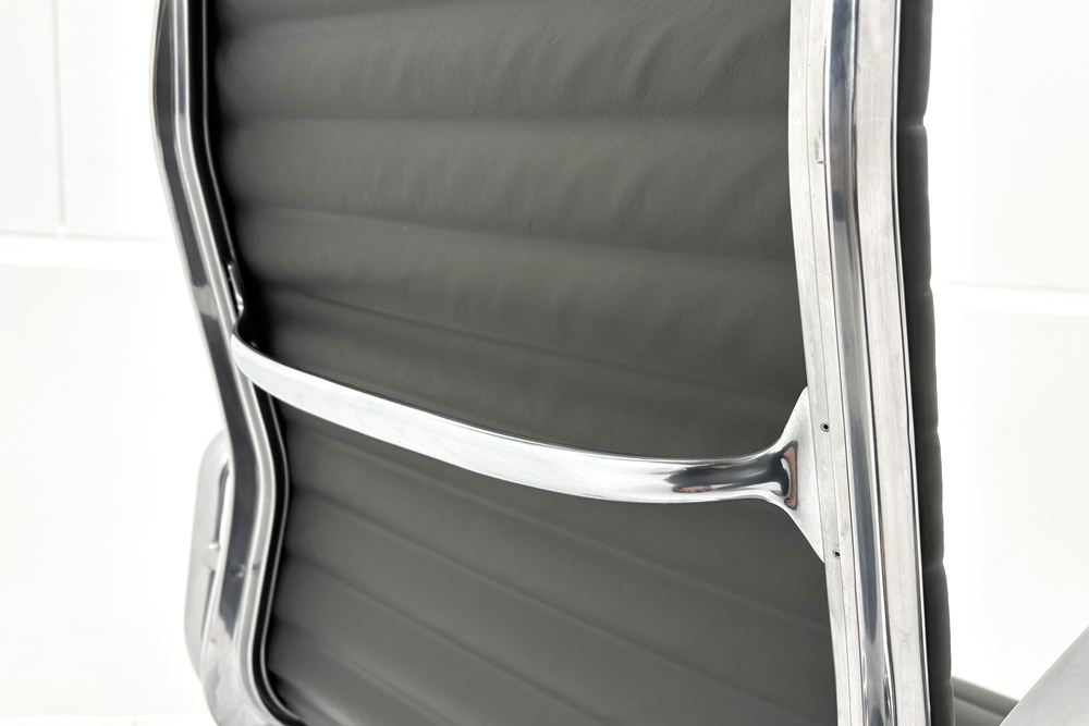 【ポリッシュ脚ピカピカ磨き有！】 イームズ アルミナムグループチェア 2018年製 中古 エグゼクティブチェア チャールズ&レイ・イームズ ハーマンミラー Herman Miller 4226の画像