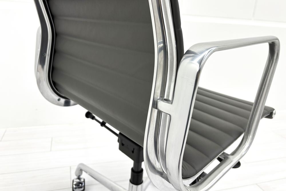 【ポリッシュ脚ピカピカ磨き有！】 イームズ アルミナムグループチェア 2018年製 中古 エグゼクティブチェア チャールズ&レイ・イームズ ハーマンミラー Herman Miller 4226の画像