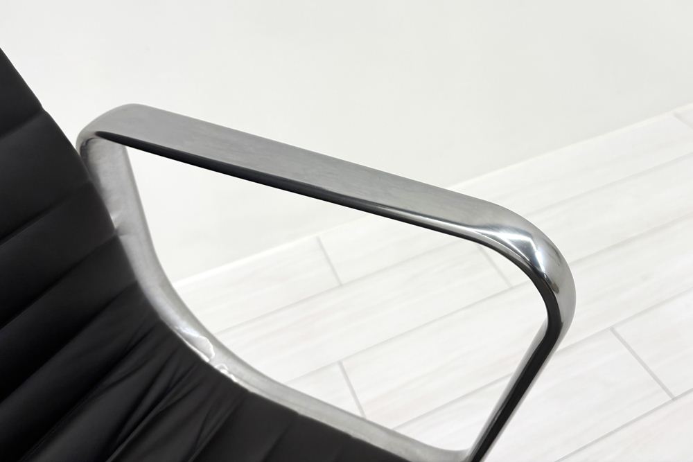 【ポリッシュ脚ピカピカ磨き有！】 イームズ アルミナムグループチェア 2018年製 中古 エグゼクティブチェア チャールズ&レイ・イームズ ハーマンミラー Herman Miller 4226の画像