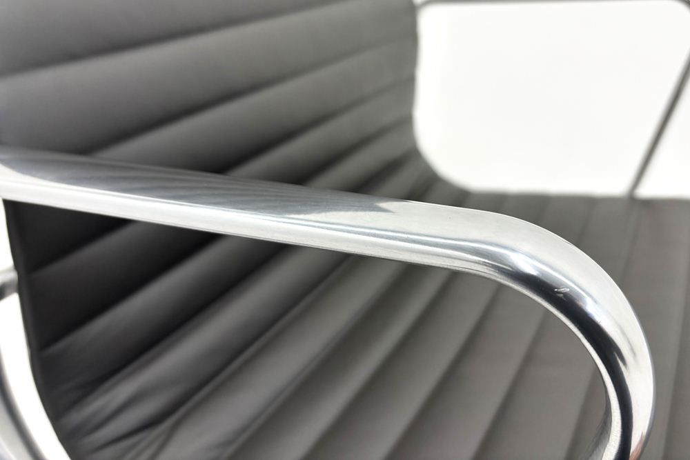 【ポリッシュ脚ピカピカ磨き有！】 イームズ アルミナムグループチェア 2018年製 中古 エグゼクティブチェア チャールズ&レイ・イームズ ハーマンミラー Herman Miller 4226の画像