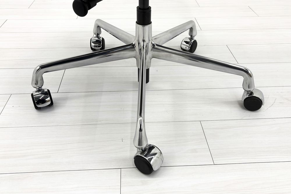 【ポリッシュ脚ピカピカ磨き有！】 イームズ アルミナムグループチェア 2018年製 中古 エグゼクティブチェア チャールズ&レイ・イームズ ハーマンミラー Herman Miller 4226の画像