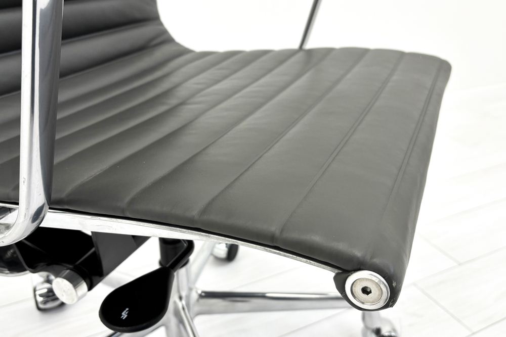 【ポリッシュ脚ピカピカ磨き有！】 イームズ アルミナムグループチェア 2018年製 中古 エグゼクティブチェア チャールズ&レイ・イームズ ハーマンミラー Herman Miller 4226の画像