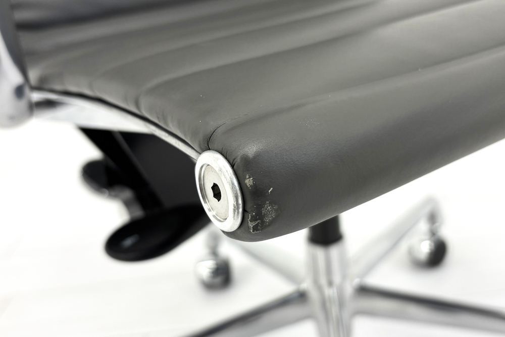 【ポリッシュ脚ピカピカ磨き有！】 イームズ アルミナムグループチェア 2018年製 中古 エグゼクティブチェア チャールズ&レイ・イームズ ハーマンミラー Herman Miller 4226の画像