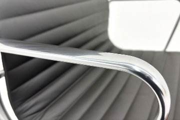 【ポリッシュ脚ピカピカ磨き有！】 イームズ アルミナムグループチェア 2018年製 中古 エグゼクティブチェア チャールズ&レイ・イームズ ハーマンミラー Herman Miller 4226の画像