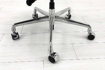 【ポリッシュ脚ピカピカ磨き有！】 イームズ アルミナムグループチェア 2018年製 中古 エグゼクティブチェア チャールズ&レイ・イームズ ハーマンミラー Herman Miller 4226の画像