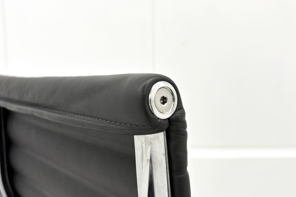 【ポリッシュ脚ピカピカ磨き有！】 イームズ アルミナムグループチェア 2018年製 中古 エグゼクティブチェア チャールズ&レイ・イームズ ハーマンミラー Herman Miller 4227の画像