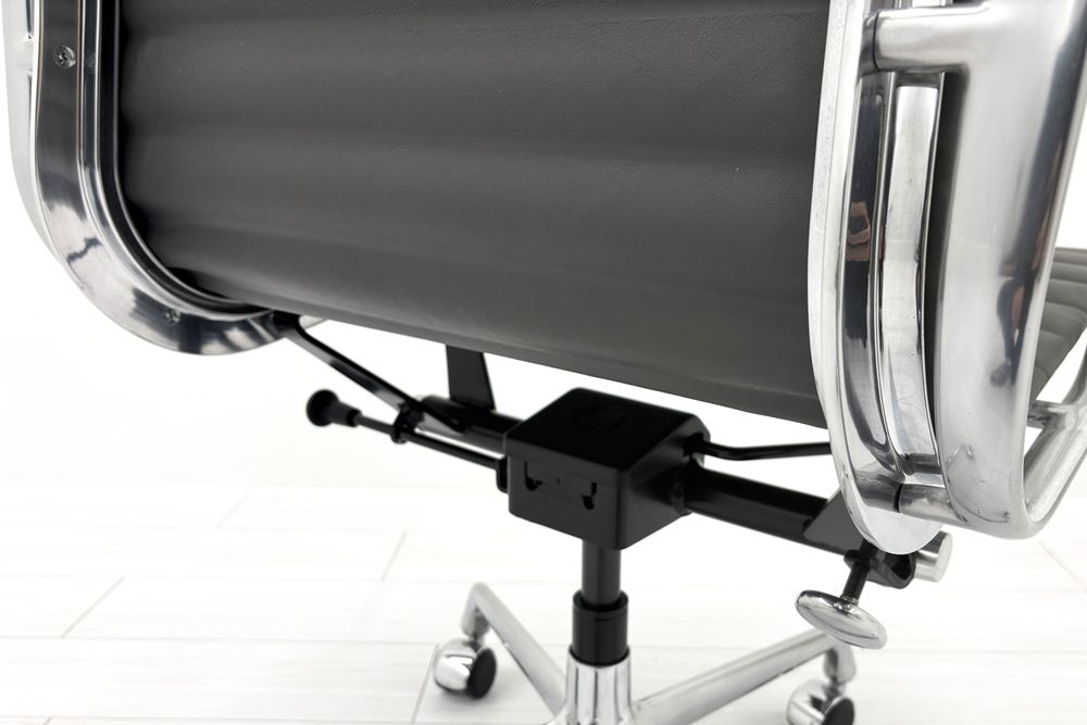 【ポリッシュ脚ピカピカ磨き有！】 イームズ アルミナムグループチェア 2018年製 中古 エグゼクティブチェア チャールズ&レイ・イームズ ハーマンミラー Herman Miller 4227の画像