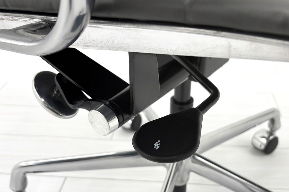 【ポリッシュ脚ピカピカ磨き有！】 イームズ アルミナムグループチェア 2018年製 中古 エグゼクティブチェア チャールズ&レイ・イームズ ハーマンミラー Herman Miller 4227の画像