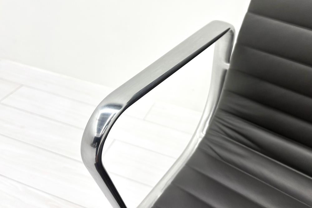 【ポリッシュ脚ピカピカ磨き有！】 イームズ アルミナムグループチェア 2018年製 中古 エグゼクティブチェア チャールズ&レイ・イームズ ハーマンミラー Herman Miller 4227の画像