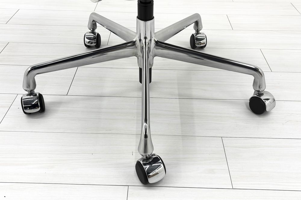 【ポリッシュ脚ピカピカ磨き有！】 イームズ アルミナムグループチェア 2018年製 中古 エグゼクティブチェア チャールズ&レイ・イームズ ハーマンミラー Herman Miller 4227の画像