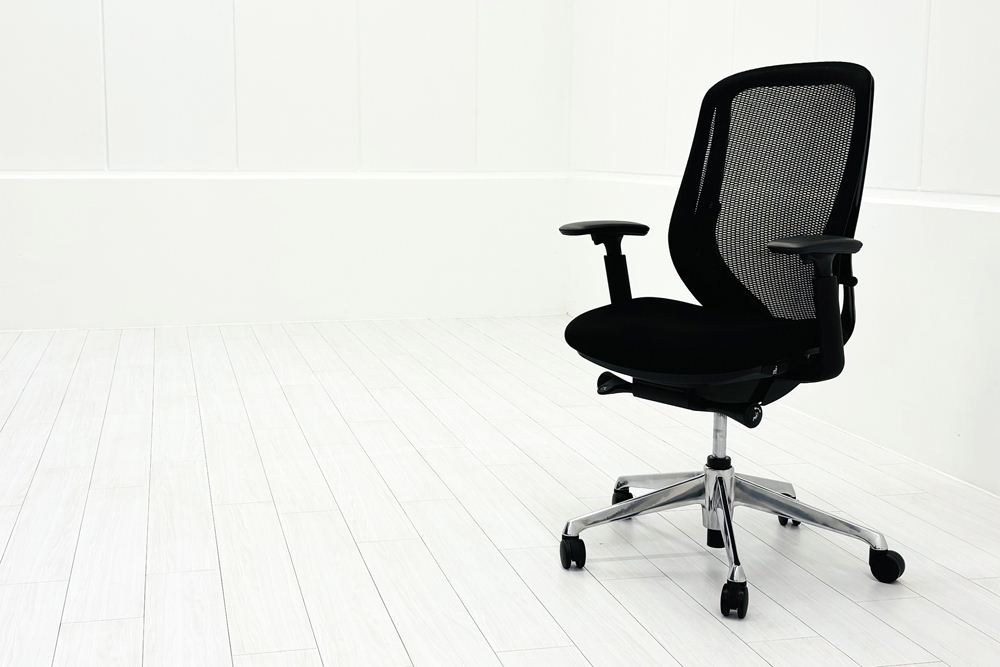 【ポリッシュ脚ピカピカ磨き有！】オカムラ シルフィーチェア 中古 2017年製 ハイバックメッシュ 可動肘 OKAMURA  Sylphy 中古オフィス家具 ブラックの画像