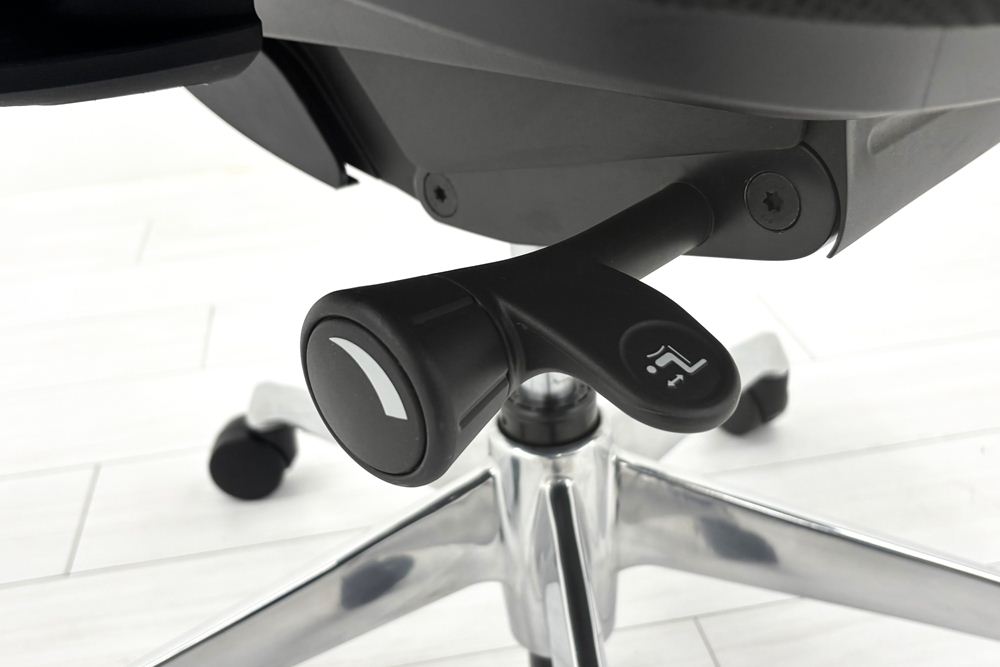 【ポリッシュ脚ピカピカ磨き有！】オカムラ シルフィーチェア 中古 2017年製 ハイバックメッシュ 可動肘 OKAMURA  Sylphy 中古オフィス家具 ブラックの画像