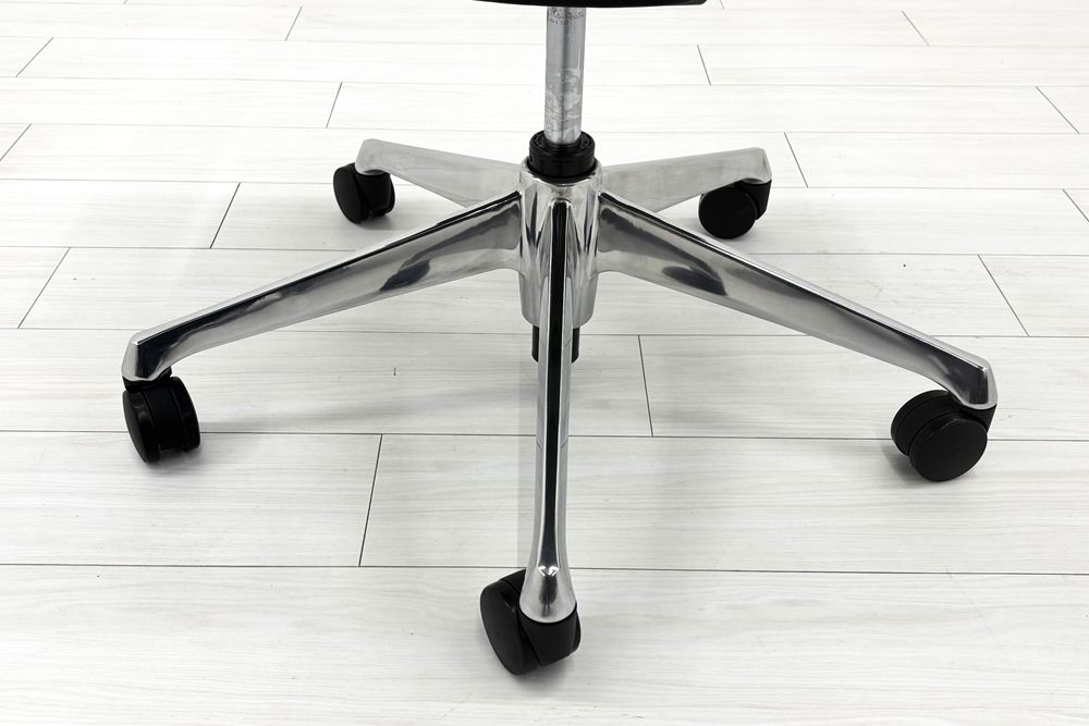 【ポリッシュ脚ピカピカ磨き有！】オカムラ シルフィーチェア 中古 2017年製 ハイバックメッシュ 可動肘 OKAMURA  Sylphy 中古オフィス家具 ブラックの画像