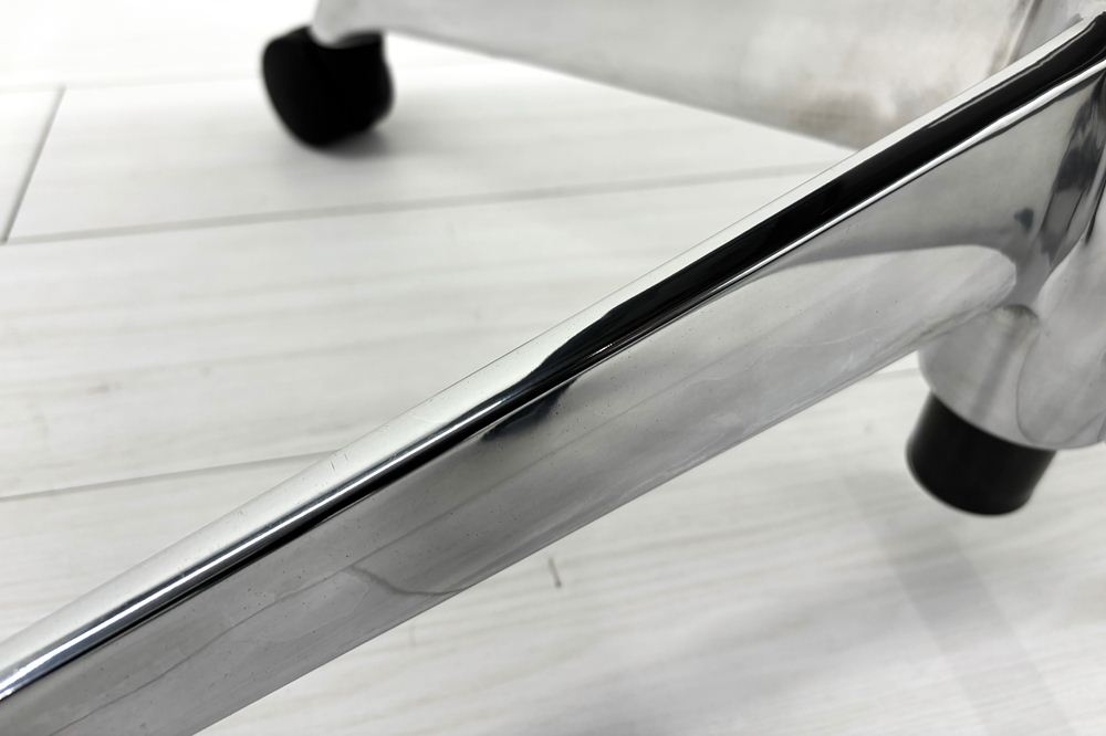 【ポリッシュ脚ピカピカ磨き有！】オカムラ シルフィーチェア 中古 2017年製 ハイバックメッシュ 可動肘 OKAMURA  Sylphy 中古オフィス家具 ブラックの画像