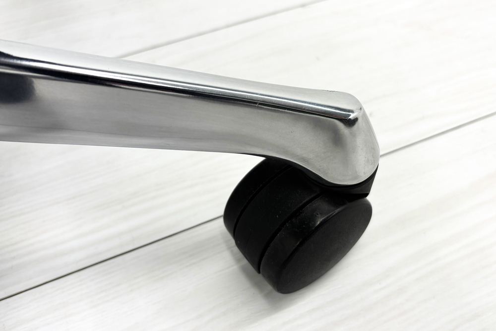 【ポリッシュ脚ピカピカ磨き有！】オカムラ シルフィーチェア 中古 2017年製 ハイバックメッシュ 可動肘 OKAMURA  Sylphy 中古オフィス家具 ブラックの画像