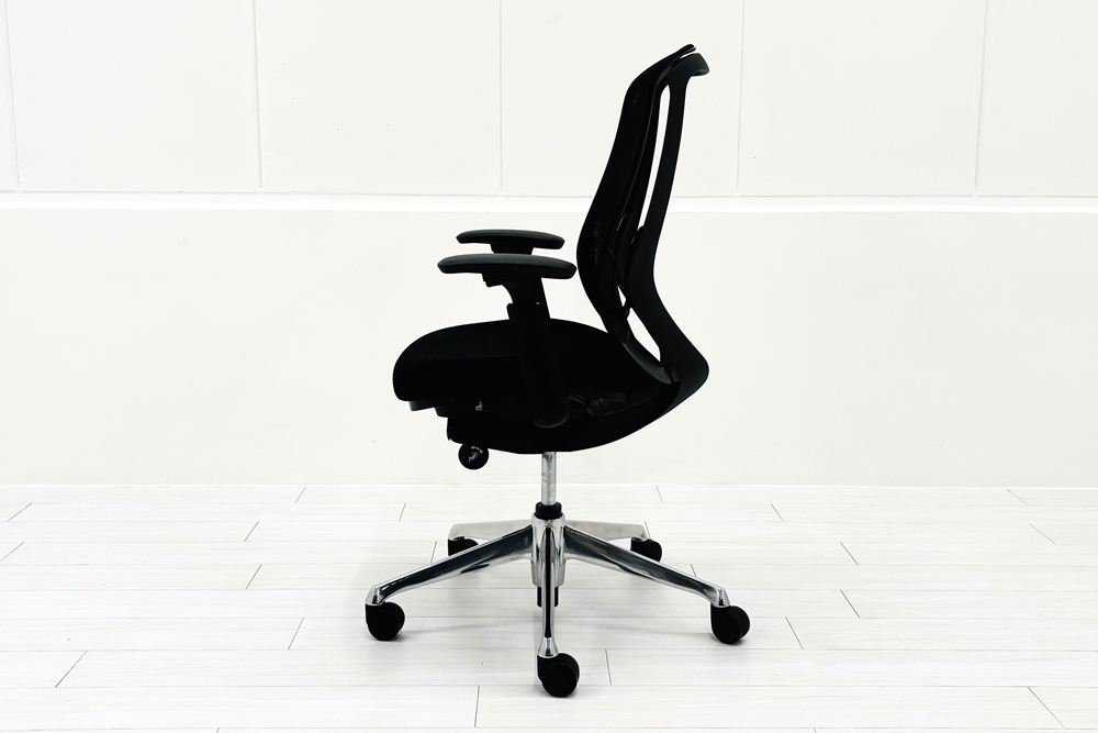 【ポリッシュ脚ピカピカ磨き有！】オカムラ シルフィーチェア 中古 2017年製 ハイバックメッシュ 可動肘 OKAMURA  Sylphy 中古オフィス家具 ブラックの画像