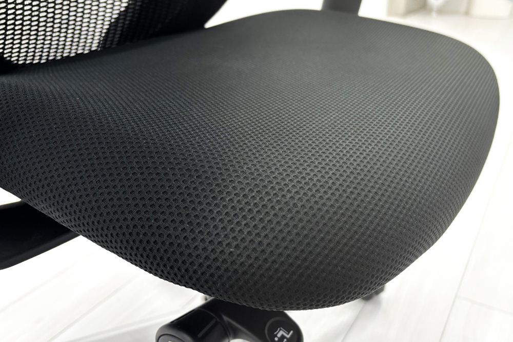 【ポリッシュ脚ピカピカ磨き有！】オカムラ シルフィーチェア 中古 2017年製 ハイバックメッシュ 可動肘 OKAMURA  Sylphy 中古オフィス家具 ブラックの画像