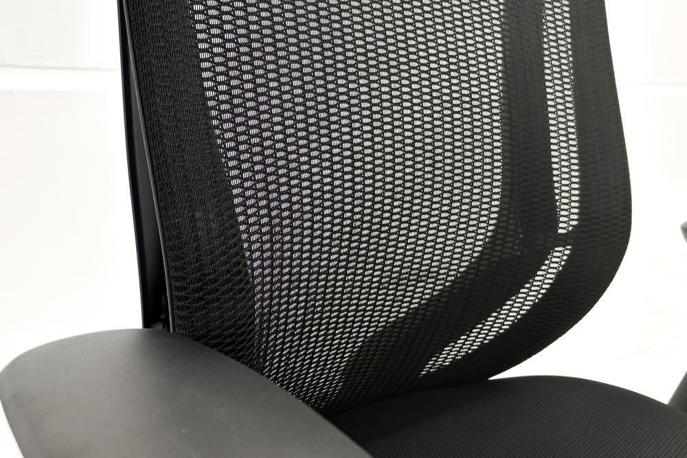 【ポリッシュ脚ピカピカ磨き有！】オカムラ シルフィーチェア 中古 2017年製 ハイバックメッシュ 可動肘 OKAMURA  Sylphy 中古オフィス家具 ブラックの画像