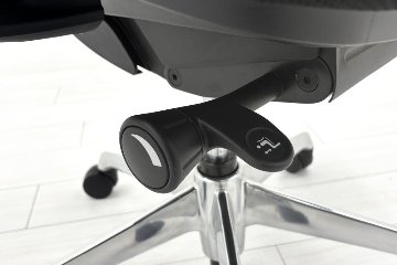 【ポリッシュ脚ピカピカ磨き有！】オカムラ シルフィーチェア 中古 2017年製 ハイバックメッシュ 可動肘 OKAMURA  Sylphy 中古オフィス家具 ブラックの画像