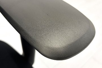 【ポリッシュ脚ピカピカ磨き有！】オカムラ シルフィーチェア 中古 2017年製 ハイバックメッシュ 可動肘 OKAMURA  Sylphy 中古オフィス家具 ブラックの画像