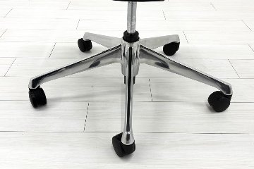 【ポリッシュ脚ピカピカ磨き有！】オカムラ シルフィーチェア 中古 2017年製 ハイバックメッシュ 可動肘 OKAMURA  Sylphy 中古オフィス家具 ブラックの画像